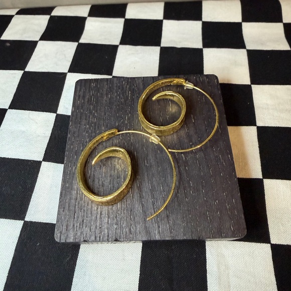 Swirl Modern Hoop Earrings - Picture 4 of 5